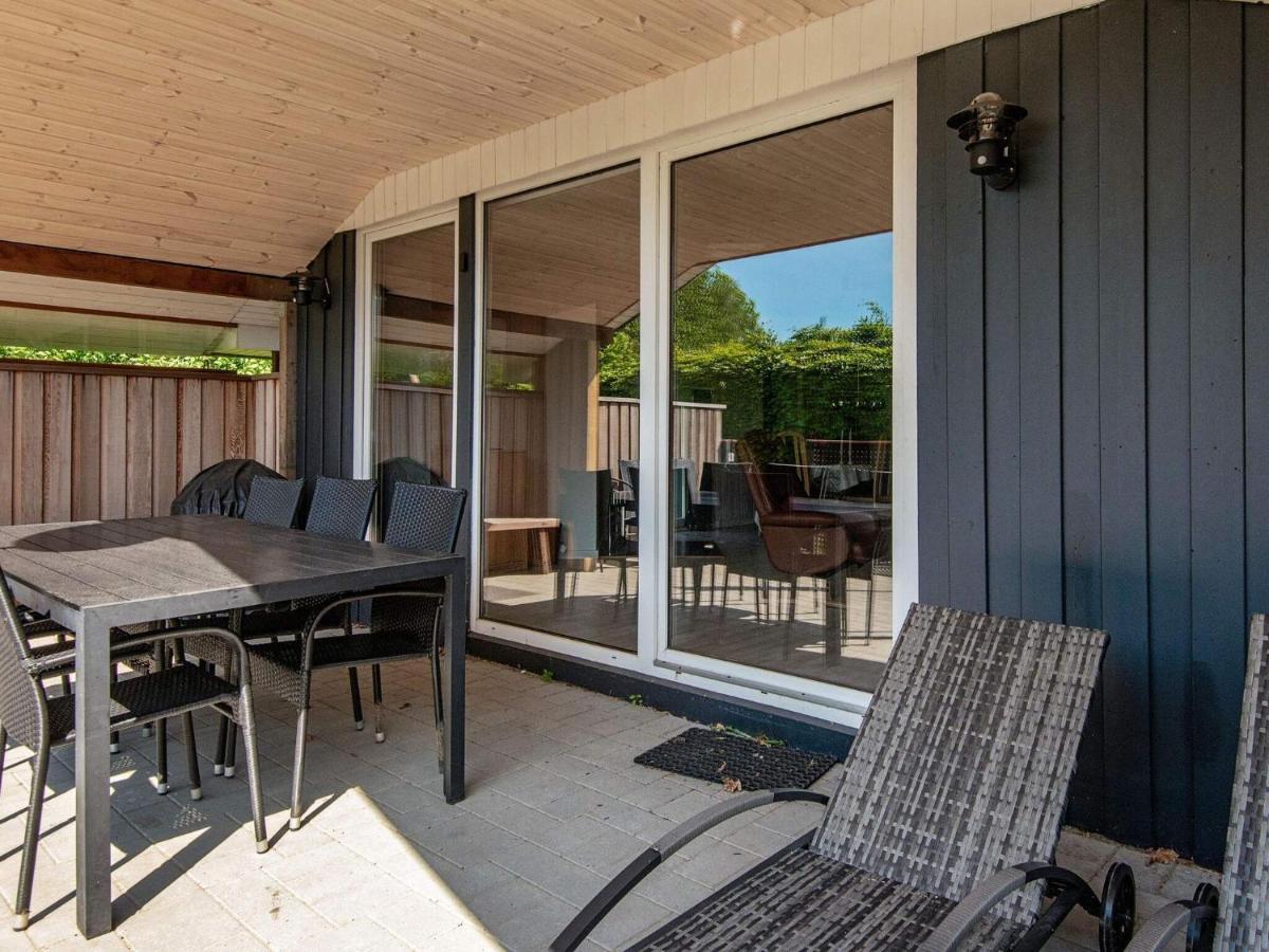 8 Person Holiday Home In Hejls Esterno foto